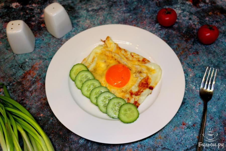 Жареное яйцо с сыром