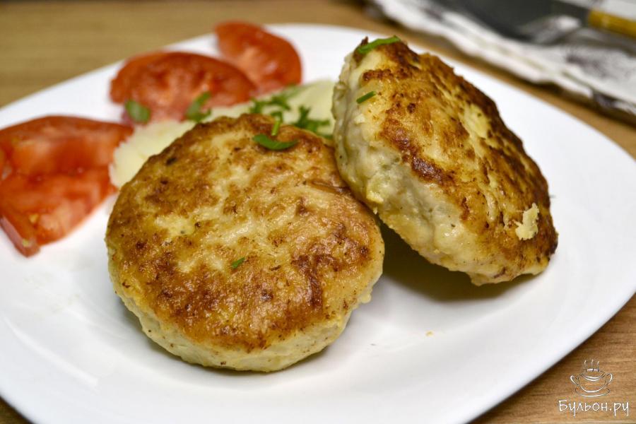 Котлеты из щучьего фарша с кабачком на сковороде