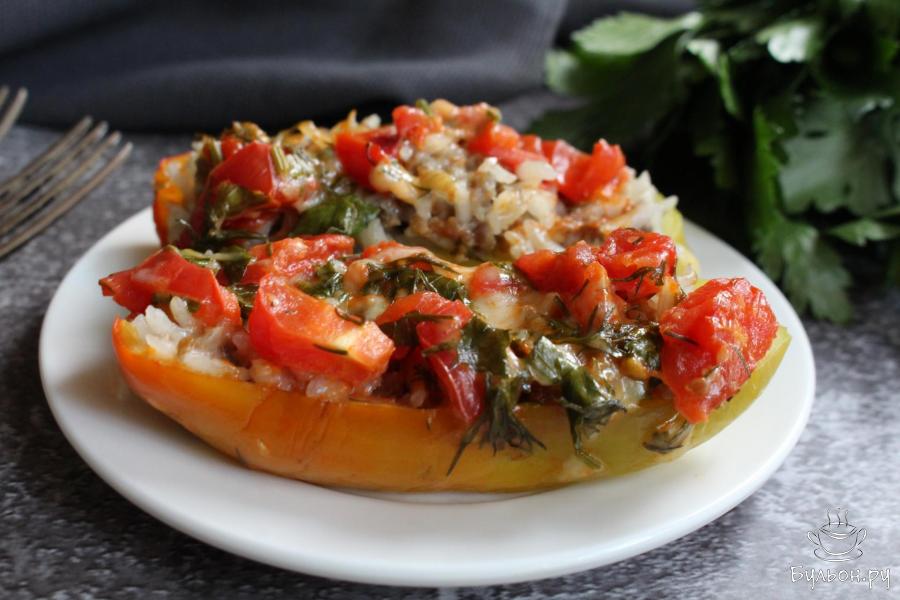 Фаршированные перцы в духовке под овощной шубкой