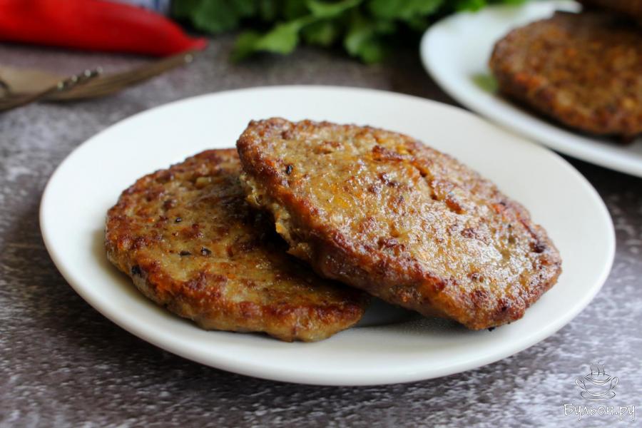 Печеночные оладьи с овощами на сковороде