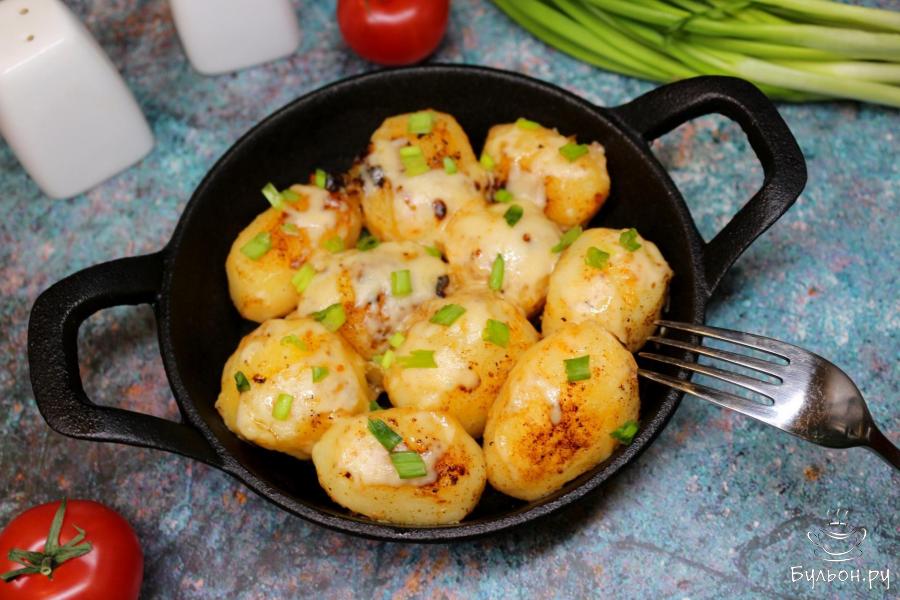 Вареный картофель, обжаренный с сыром