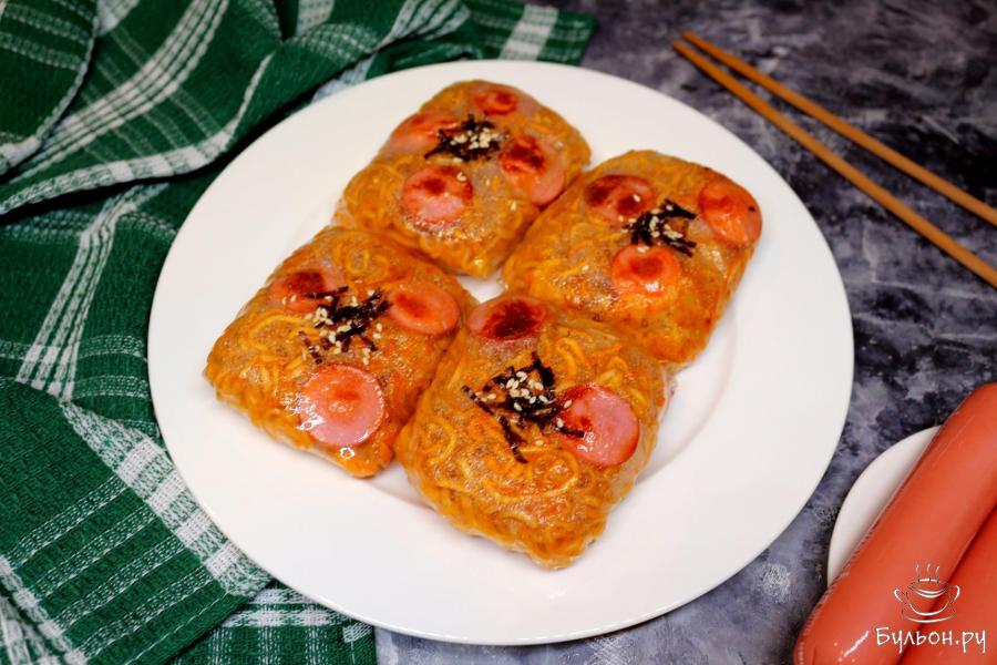 Жареные спринг роллы с раменом, сосисками и сыром