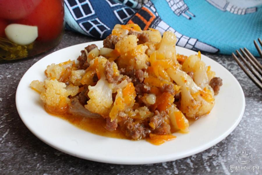 Цветная капуста с мясным фаршем и морковью на сковороде