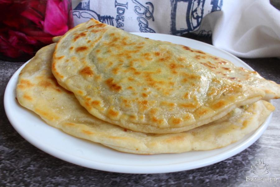 Азербайджанские кутабы с зеленью и сыром