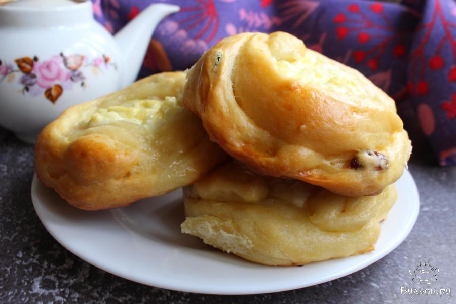 Сдобные ватрушки с творогом и изюмом