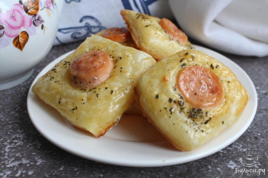 Слойки из готового теста с сосисками