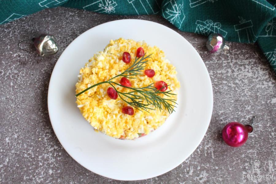 Слоеный салат из вареной курицы, помидоров и яиц