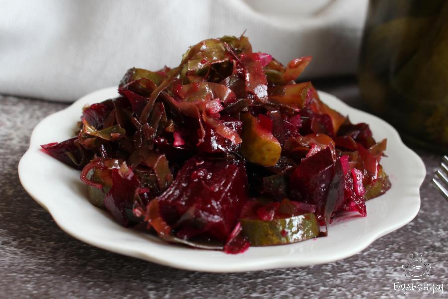 Салат из свеклы, маринованных огурцов и морской капусты