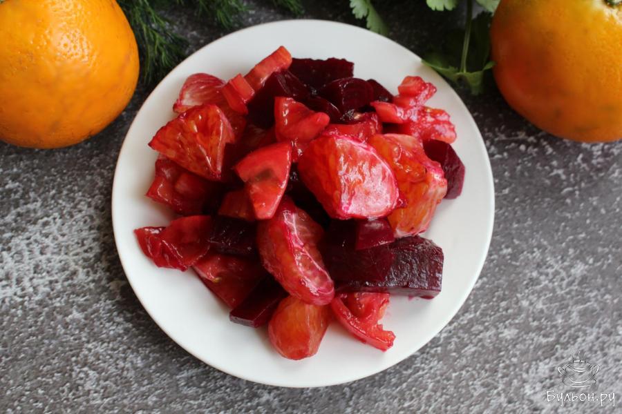 Легкий свекольный салат с мандаринами и помидорами
