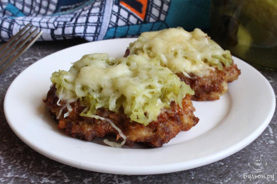 Мясные котлеты под шубкой из маринованных огурцов