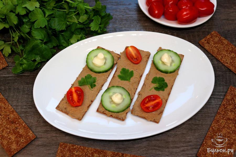Бутерброды с печеночным паштетом на ржаных хлебцах