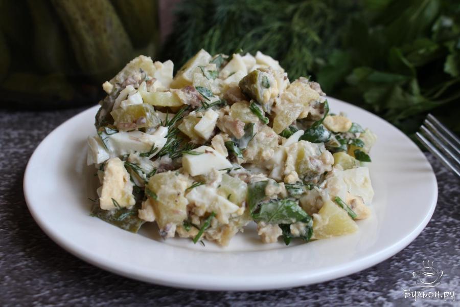 Картофельный салат с консервированной рыбой и огурцами