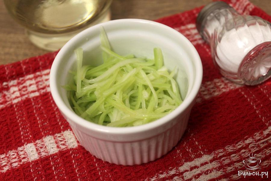 Шинкованный стебель сельдерея