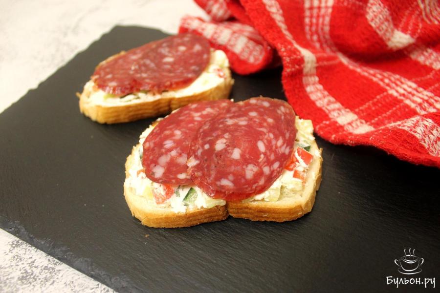 Бутерброды с творожно-овощной намазкой и колбасой