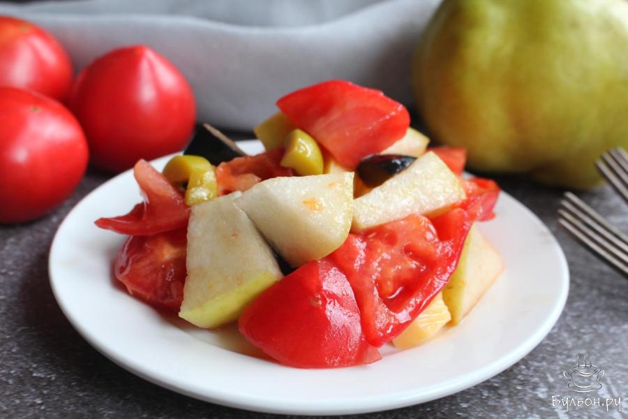 Салат из помидоров с оливками и грушей