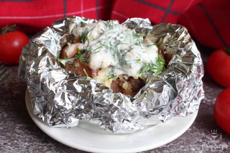 Крошка-картошка с соусом из соленой рыбы