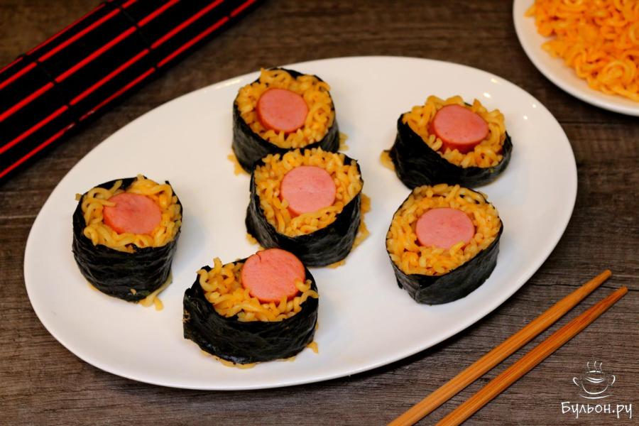 Роллы с лапшой и сосиской