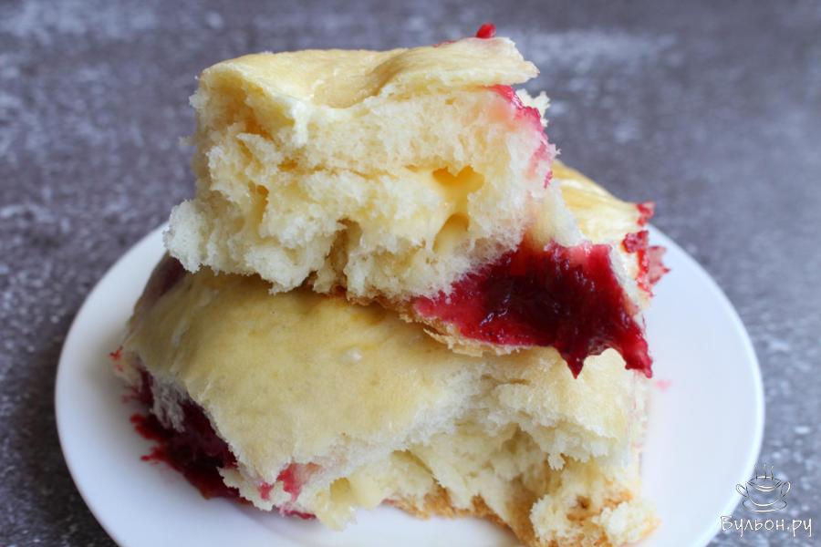 Дрожжевой пирог с малиновым джемом и сыром