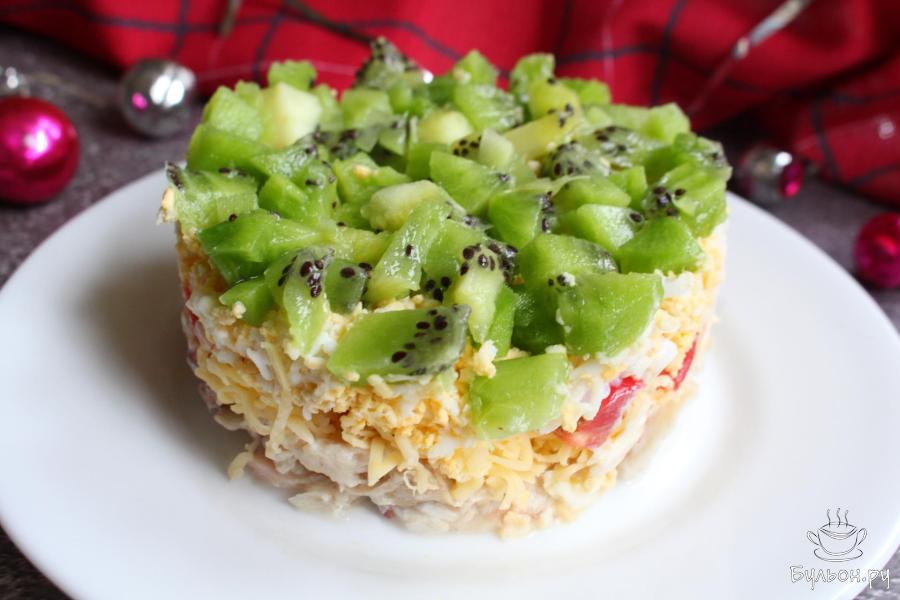 Слоеный салат с курицей, сыром и киви