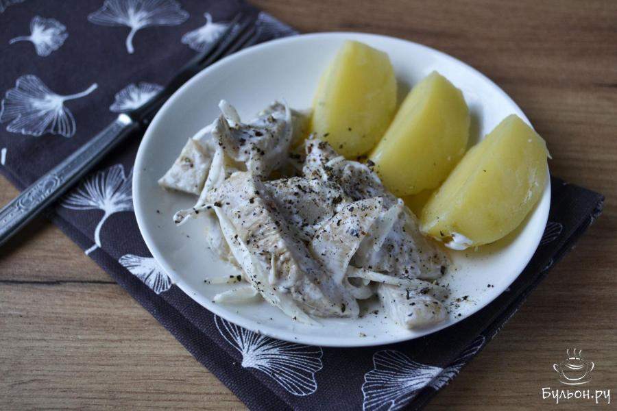 Закуска из соленых груздей с луком и сметаной