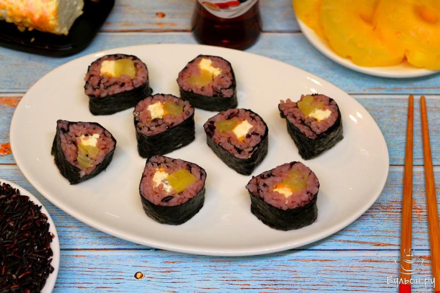 Ролл с ананасом и сыром