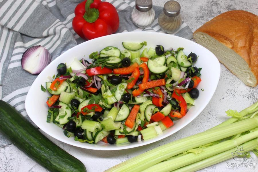 Овощной салат со стеблем сельдерея