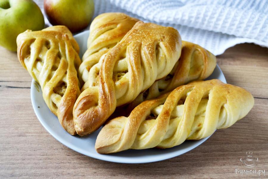 Булочки с яблоками из готового сдобного теста в духовке