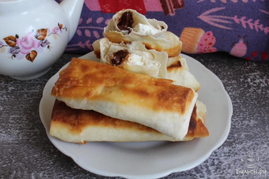 Пирожки из лаваша с творогом и горьким шоколадом