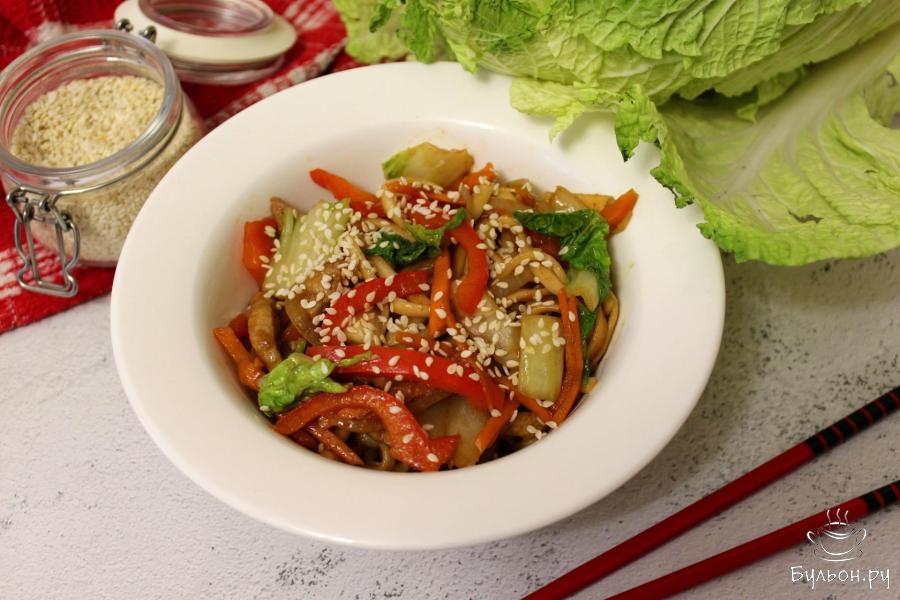 Удон со свининой и соусом шрирача