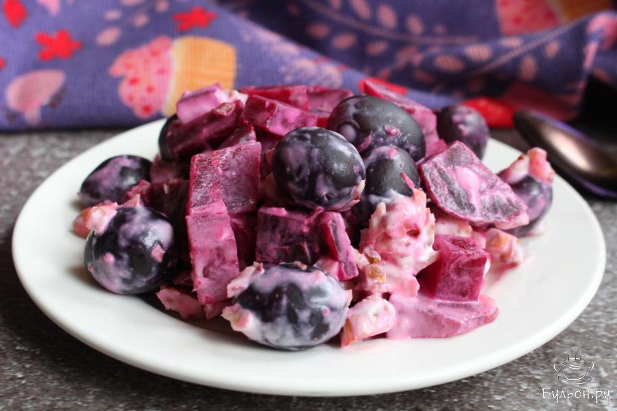 Салат из свеклы с орехами и виноградом
