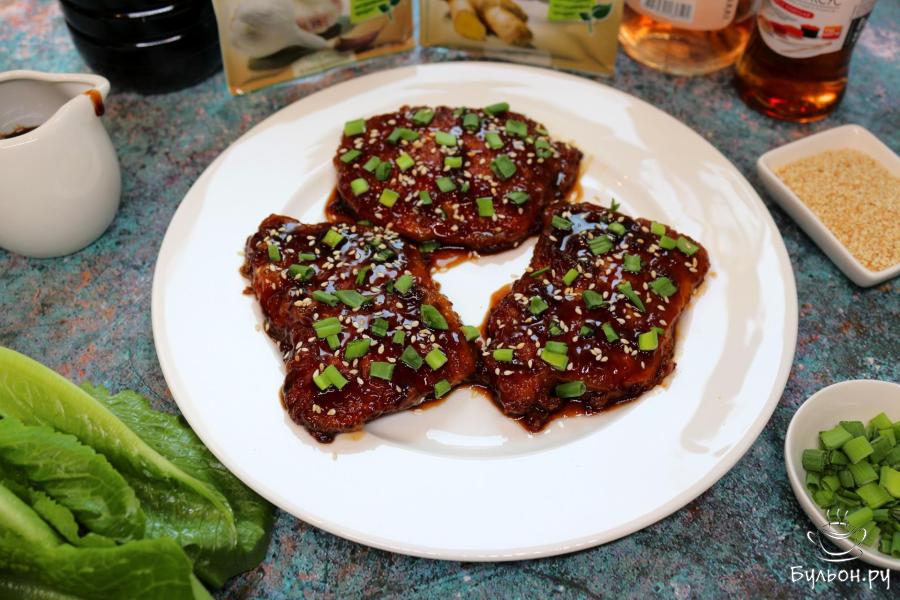 Эскалопы из свинины в соевом маринаде с луком и кунжутом
