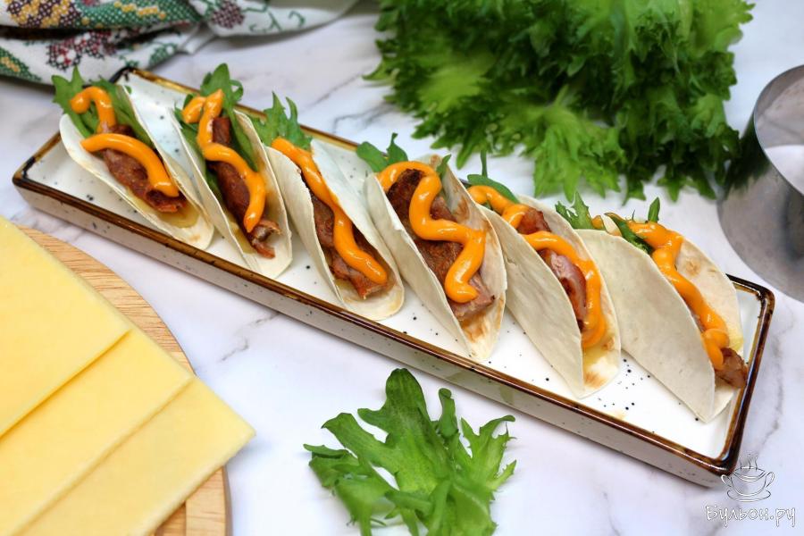 Закуска из лаваша со свининой и сыром