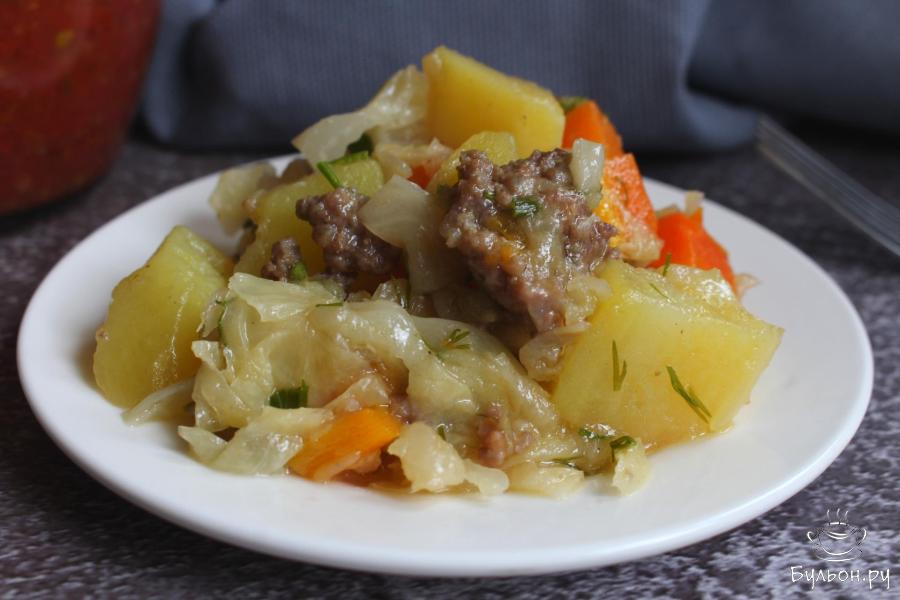 Тушеные овощи с фаршем и зеленью