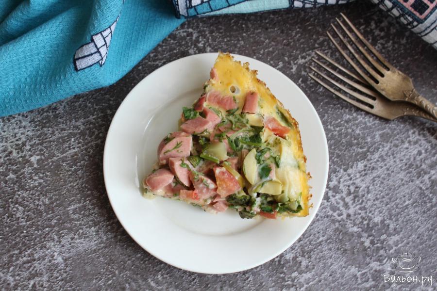 Ленивая пицца из лаваша с сосисками на сковороде