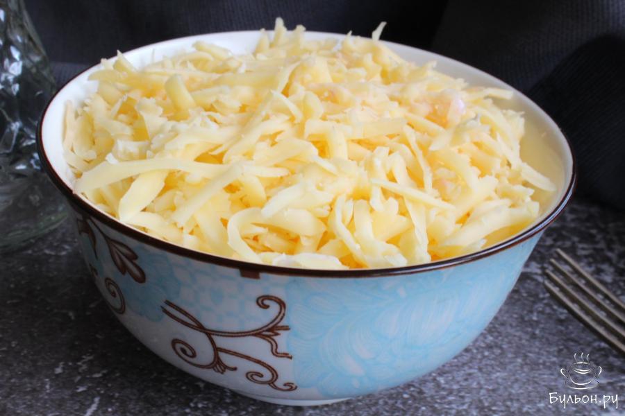 Простой салат из свеклы, соленых огурцов и яиц