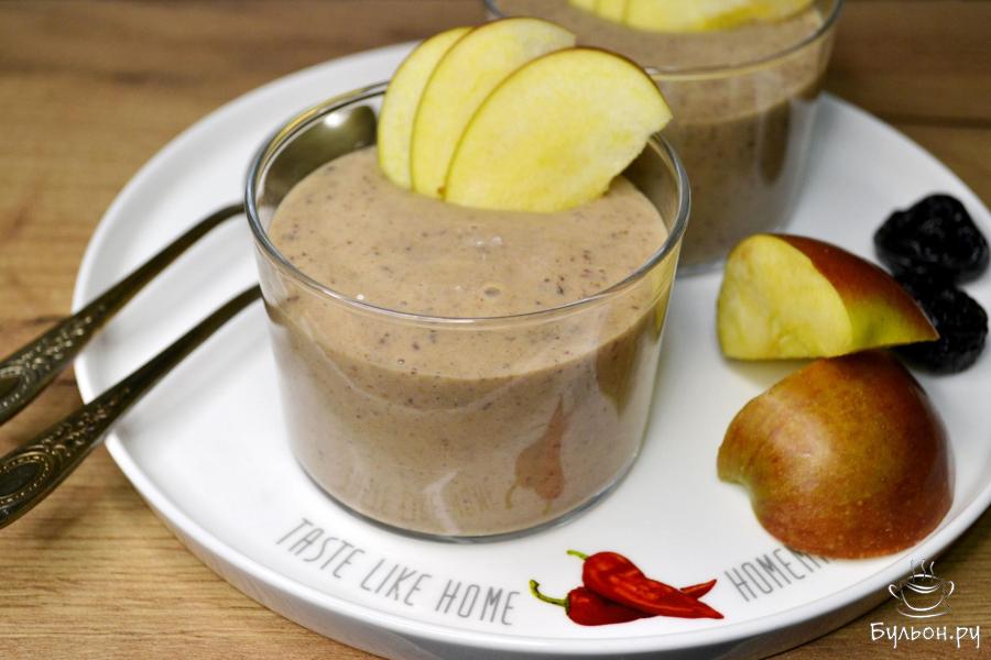 Смузи из кефира, чернослива и яблока