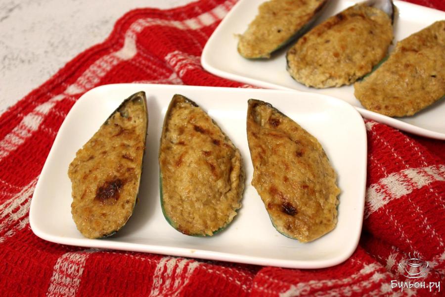 Запеченные мидии под грибным соусом