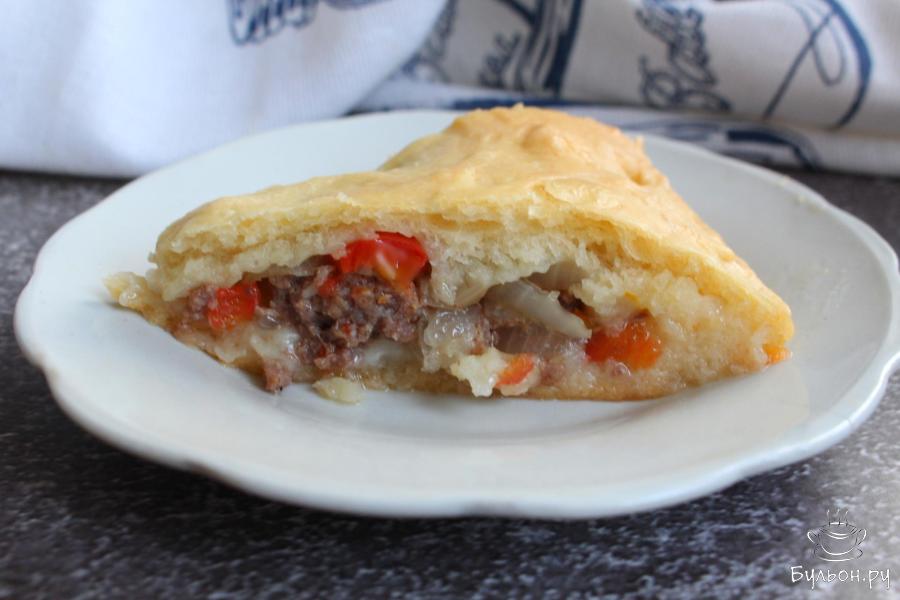 Закрытый дрожжевой пирог с фаршем и овощами
