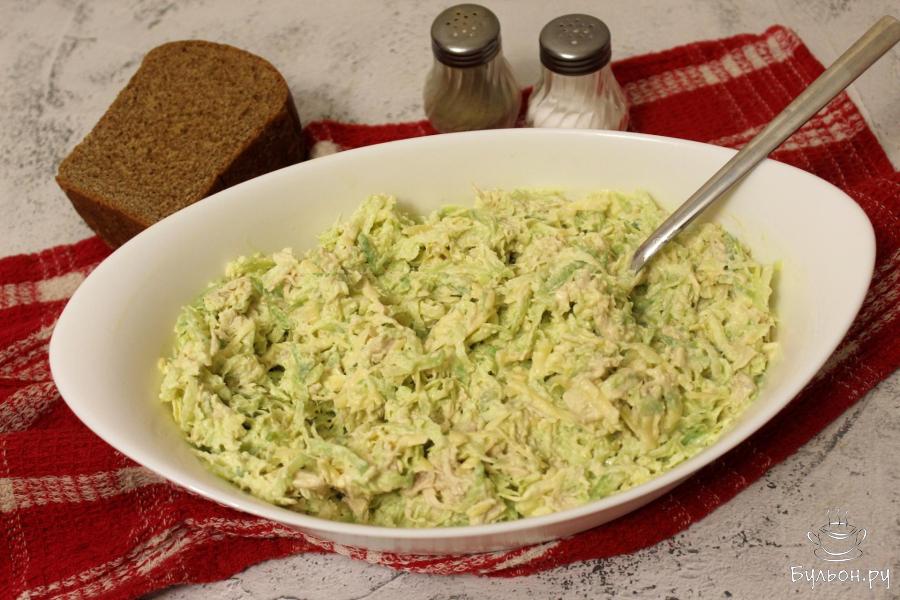 Салат с курицей, сыром и редькой