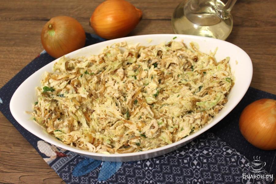 Салат с редькой, курицей и жареным луком