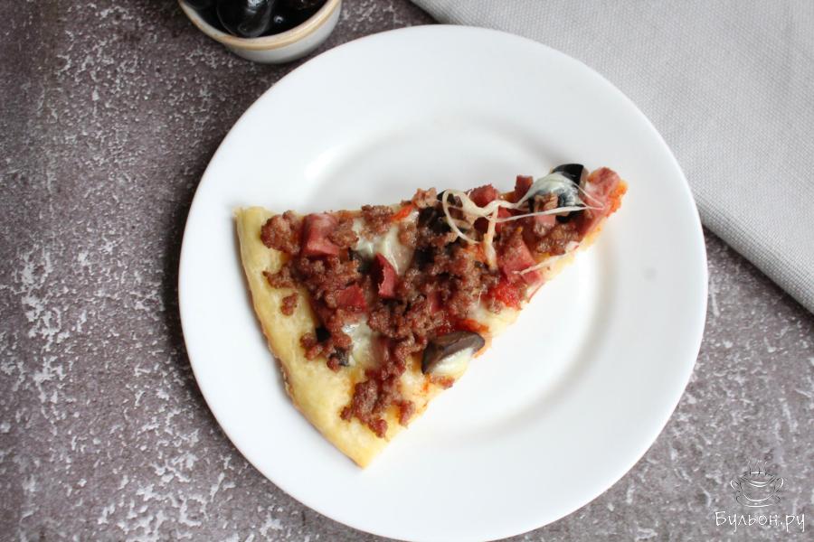 Домашняя бездрожжевая пицца с фаршем и маслинами