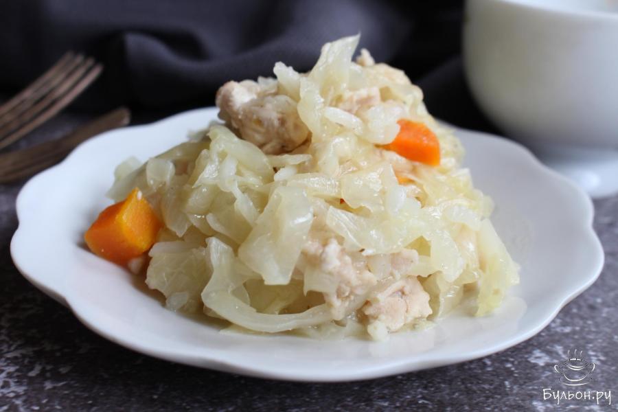 Тушеная капуста с куриным фаршем и рисом