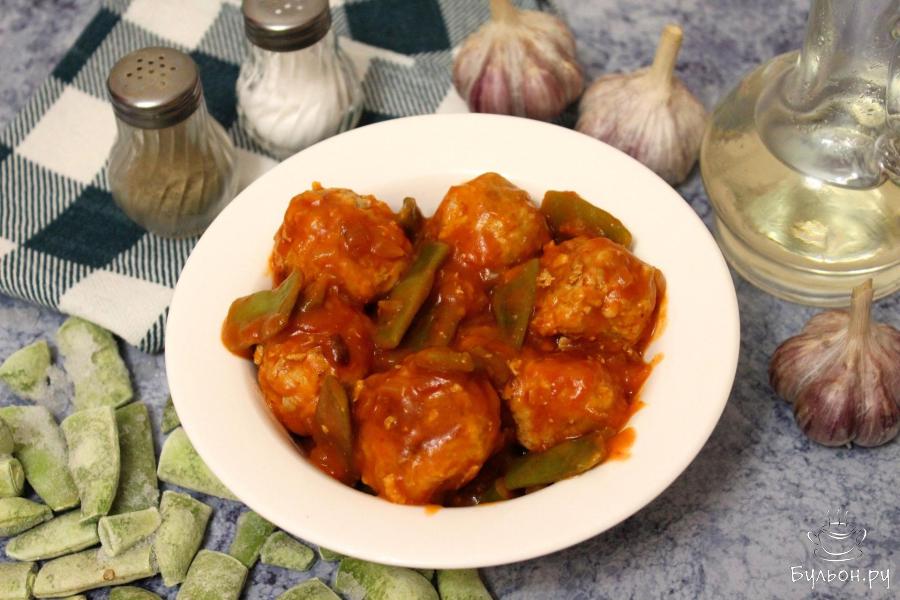 Фрикадельки со стручковой фасолью в томатном соусе
