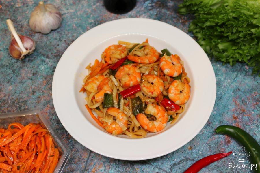 Лапша с креветками, жгучим перцем под соевым соусом