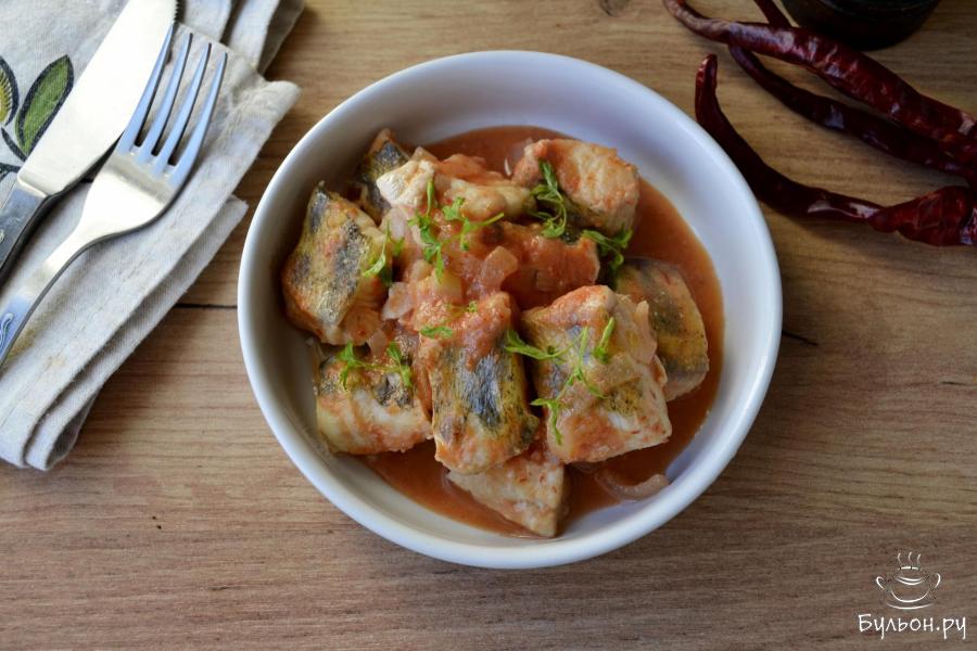 Судак кусочками, тушеный с луком и кетчупом
