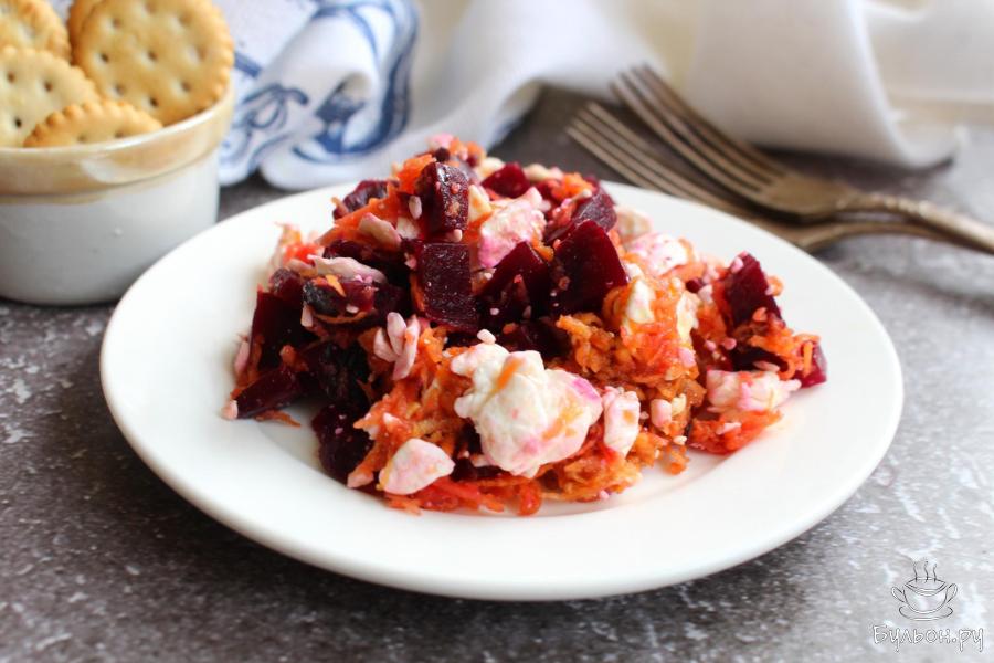 Свекольный салат с зернистым творогом и морковью
