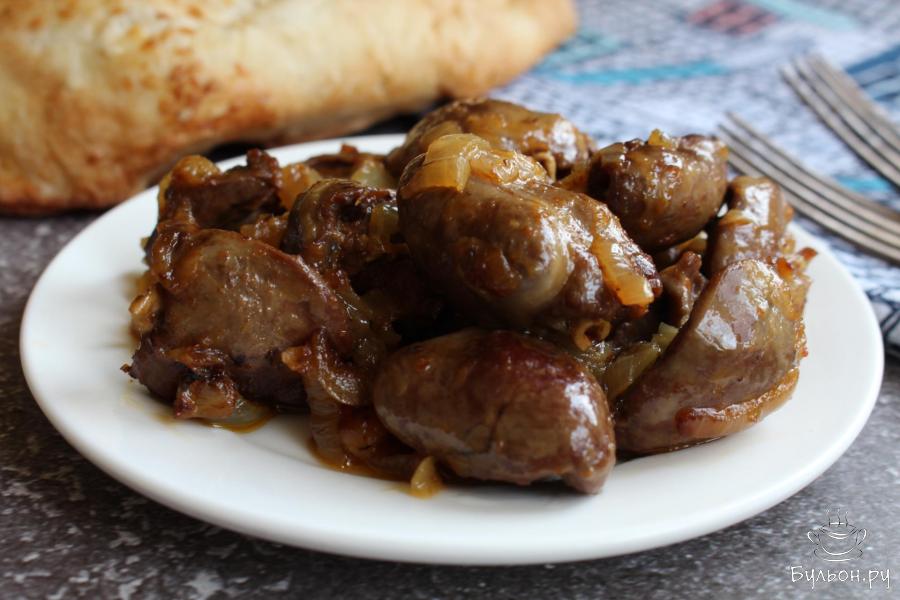 Жареные куриные сердечки с луком и чесноком