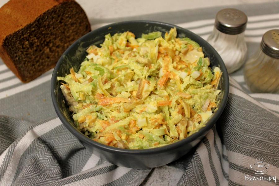 Салат с куриным мясом, редькой и жареной морковью