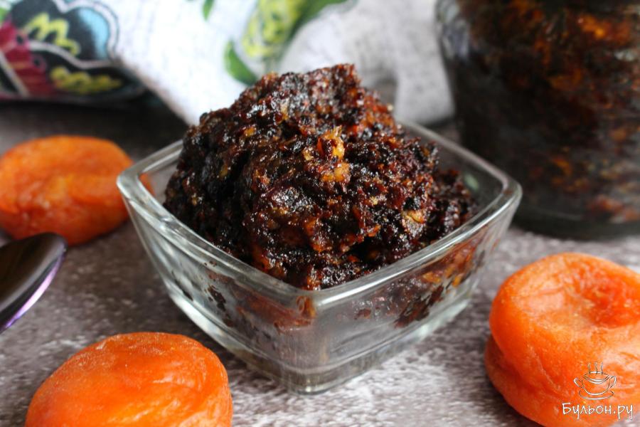 Витаминная смесь из сухофруктов с орехами и медом