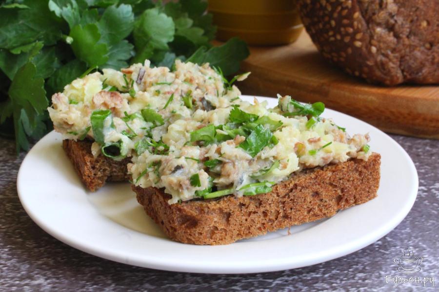 Картофельный салат с рыбными консервами и зеленью